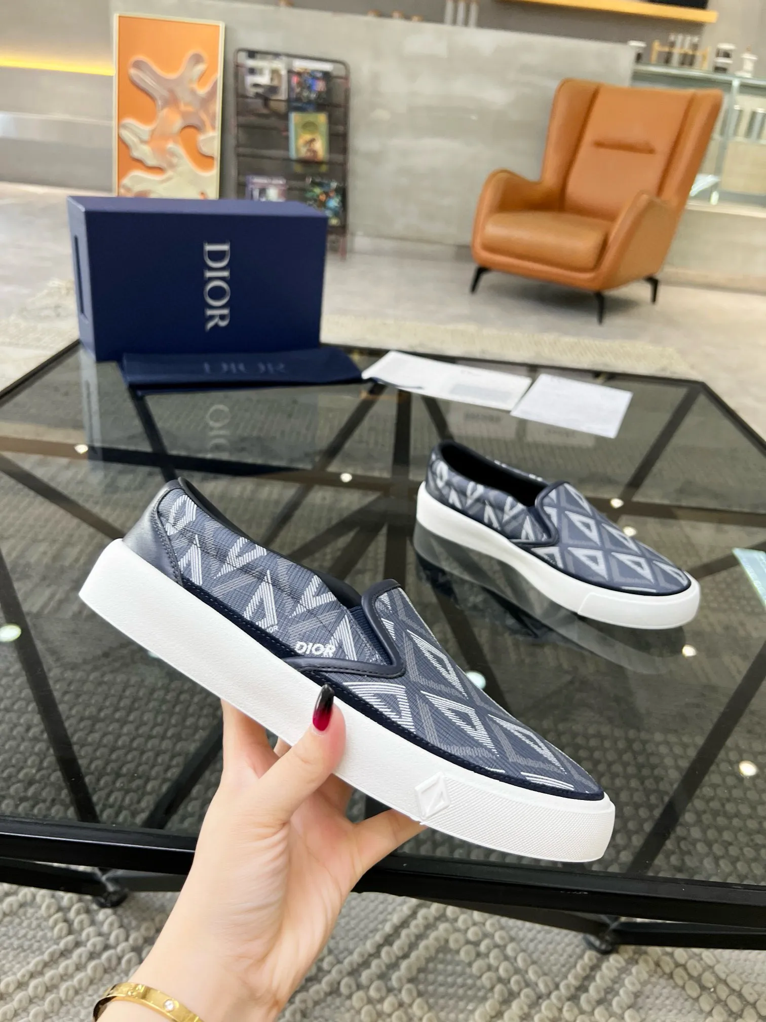 Factory price: 380💰D 🔍Top purchasing agent🇮🇹 Dior's super popular sneakers, popular sneakers, new products are synchronized with the counters. The uppers are imported cowhide from Italy. It is perfectly reproduced with complex craftsmanship that is a must-have for fashionistas. Imported soft water-dyed cowhide lining and foot pads Sole: The original sole is specially provided by the original factory, the exclusive movable molded sole is super comfortable, the original factory follows the order, 🔍🔍high quality, you can enter and exit the counter at will, welcome to compare, the code number is 39-44 (38 45 can be ordered)